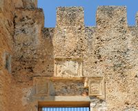 Le village de Patsianos en Crète. L'écusson de Venise de la Porte de la Mer du château de Frangokastello. Cliquer pour agrandir l'image dans Adobe Stock (nouvel onglet).
