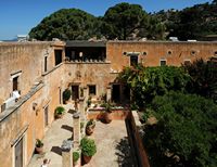 Le monastère d'Agia Triada en Crète. L'aile ouest et l'aile nord. Cliquer pour agrandir l'image dans Adobe Stock (nouvel onglet).