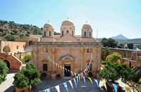 Le monastère d'Agia Triada en Crète. Façade de l'église. Cliquer pour agrandir l'image dans Adobe Stock (nouvel onglet).