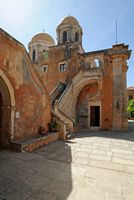 Le monastère d'Agia Triada en Crète. L'escalier extérieur du narthex de l'église et la chapelle latérale de la Source de Vie. Cliquer pour agrandir l'image dans Adobe Stock (nouvel onglet).