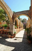 Le monastère d'Agia Triada en Crète. L'arcade de la chapelle. Cliquer pour agrandir l'image dans Adobe Stock (nouvel onglet).