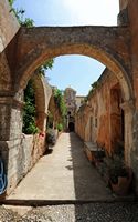 Le monastère d'Agia Triada en Crète. L'arcade de la chapelle. Cliquer pour agrandir l'image dans Adobe Stock (nouvel onglet).