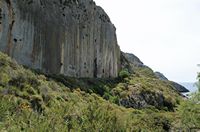 Le village de Plakias en Crète. La falaise de Plakias. Cliquer pour agrandir l'image dans Adobe Stock (nouvel onglet).