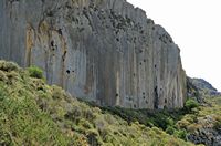 Le village de Plakias en Crète. La falaise de Plakias. Cliquer pour agrandir l'image dans Adobe Stock (nouvel onglet).