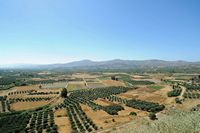 Le village de Pyrgos en Crète. La plaine de la Messara et les monts Astéroussia vus depuis Faistos. Cliquer pour agrandir l'image dans Adobe Stock (nouvel onglet).