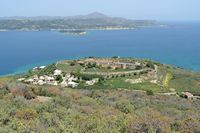 La cité antique d'Aptera en Crète. La rade et la forteresse d'Itzeddin vues depuis le château d'Aptera. Cliquer pour agrandir l'image dans Adobe Stock (nouvel onglet).