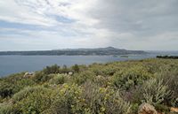 La cité antique d'Aptera en Crète. La rade de Souda vue depuis la porte de l'ouest. Cliquer pour agrandir l'image dans Adobe Stock (nouvel onglet).