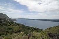 La cité antique d'Aptera en Crète. La rade de Souda vue depuis la porte de l'ouest. Cliquer pour agrandir l'image dans Adobe Stock (nouvel onglet).