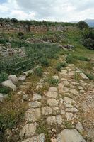 La cité antique d'Aptera en Crète. La route antique et la muraille occidentale. Cliquer pour agrandir l'image dans Adobe Stock (nouvel onglet).