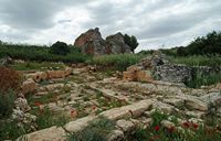 La cité antique d'Aptera en Crète. Bâtiments romains entre citerne voûtée et thermes du nord. Cliquer pour agrandir l'image dans Adobe Stock (nouvel onglet).