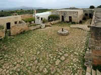 La cité antique d'Aptera en Crète. Le monastère Saint-Jean le Théologien d'Aptéra. Cliquer pour agrandir l'image dans Adobe Stock (nouvel onglet).