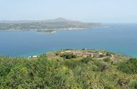 Le village de Vamos en Crète. La forteresse d'Itzeddin vue depuis le château d'Aptera. Cliquer pour agrandir l'image dans Adobe Stock (nouvel onglet).