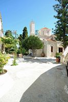 Le village de Thrapsano en Crète. La vue depuis l'entrée ouest du monastère d'Agarathos. Cliquer pour agrandir l'image dans Adobe Stock (nouvel onglet).