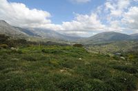 Le village de Thronos en Crète. Vue sur le Psiloritis, la vallée d'Amari et le mont Samitos depuis le site archéologique de Syvritos. Cliquer pour agrandir l'image dans Adobe Stock (nouvel onglet).