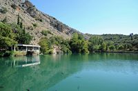 Le village de Zaros en Crète. Le lac de Votomos. Cliquer pour agrandir l'image dans Adobe Stock (nouvel onglet).