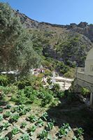 Le village de Zaros en Crète. Le monastère Saint-Nicolas. Cliquer pour agrandir l'image dans Adobe Stock (nouvel onglet).