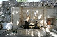 Le village de Zaros en Crète. La fontaine vénitienne du monastère de Vrondissi. Cliquer pour agrandir l'image dans Adobe Stock (nouvel onglet).