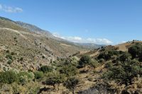 Le village de Zaros en Crète. La route en corniche au-dessus de la vallée de Vorizia. Cliquer pour agrandir l'image dans Adobe Stock (nouvel onglet).