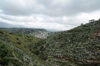 Le village de Zoniana en Crète. Les gorges et le village de Zoniana. Cliquer pour agrandir l'image dans Adobe Stock (nouvel onglet).