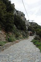 Le village de Zoniana en Crète. L'accès à la grotte de Sfentoni. Cliquer pour agrandir l'image dans Adobe Stock (nouvel onglet).