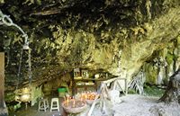 La ville d’Agia Fotini en Crète. La grotte Saint-Antoine à Patsos. Cliquer pour agrandir l'image dans Adobe Stock (nouvel onglet).
