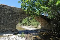 La ville d’Agia Fotini en Crète. Le Platys sous le pont de Manouras. Cliquer pour agrandir l'image dans Adobe Stock (nouvel onglet).