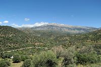 La ville d’Agia Fotini en Crète. La vallée du Platys et le Psiloritis vus depuis Agios Ioannis. Cliquer pour agrandir l'image dans Adobe Stock (nouvel onglet).