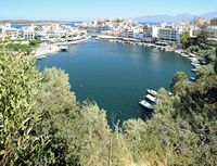 La ville d’Agios Nikolaos en Crète. Le lac Voulisméni et le port. Cliquer pour agrandir l'image dans Adobe Stock (nouvel onglet).