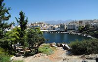La ville d’Agios Nikolaos en Crète. Jardin public du lac Voulisméni. Cliquer pour agrandir l'image dans Adobe Stock (nouvel onglet).