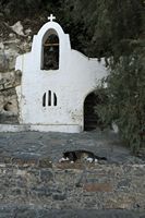 La ville d’Agios Nikolaos en Crète. La chapelle du pêcheur du lac Voulismeni. Cliquer pour agrandir l'image dans Adobe Stock (nouvel onglet).