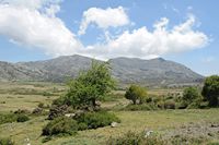 La ville d’Anogia en Crète. Le plateau du Nida vu depuis la taverne Analipsis. Cliquer pour agrandir l'image dans Adobe Stock (nouvel onglet).