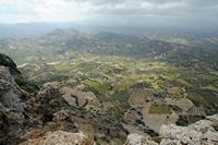 La ville d’Archanès en Crète. La vue vers l'ouest depuis le mont Giouchtas. Cliquer pour agrandir l'image dans Adobe Stock (nouvel onglet).