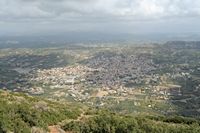 La ville d’Archanès en Crète. Archanes vue depuis le mont Giouchtas. Cliquer pour agrandir l'image dans Adobe Stock (nouvel onglet).