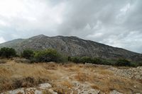 La ville d’Archanès en Crète. Le sommet Psili Koryfi du mont Giouchtas vu depuis la colline de Fourni. Cliquer pour agrandir l'image dans Adobe Stock (nouvel onglet).