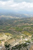 La ville d’Archanès en Crète. La vue vers le nord-ouest depuis le mont Giouchtas. Cliquer pour agrandir l'image dans Adobe Stock (nouvel onglet).