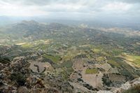 La ville d’Archanès en Crète. La vue vers l'ouest et Profitis Ilias depuis le mont Giouchtas. Cliquer pour agrandir l'image dans Adobe Stock (nouvel onglet).