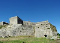 La nouvelle forteresse de la ville de Corfou. Le rempart de Sette Venti et les baraquements anglais. Cliquer pour agrandir l'image dans Adobe Stock (nouvel onglet).