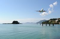 La presqu’île de Kanóni à Corfou. Airbus A320 d'EasyJet au-dessus de l'île de Pondikonissi. Cliquer pour agrandir l'image dans Adobe Stock (nouvel onglet).