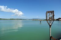 La presqu’île de Kanóni à Corfou. Balise de l'aéroport dans la lagune de Chalikiopoulos. Cliquer pour agrandir l'image dans Adobe Stock (nouvel onglet).