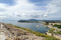 La vieille forteresse de la ville de Corfou. La baie de Garitsa et le port de plaisance. Cliquer pour agrandir l'image dans Adobe Stock (nouvel onglet).