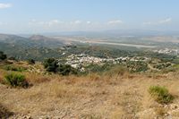 La ville d'Évangélismos en Crète. L'aérodrome de Kastelli vu depuis le site de Lyctos. Cliquer pour agrandir l'image dans Adobe Stock (nouvel onglet).