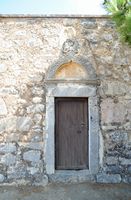 La ville d'Évangélismos en Crète. Porte de l'église Sainte-Croix (Timios Stavros) sur le site de Lyctos. Cliquer pour agrandir l'image dans Adobe Stock (nouvel onglet).