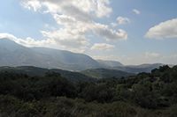 La ville d'Évangélismos en Crète. L'est de la plaine minoenne vu depuis le site de Lyctos. Cliquer pour agrandir l'image dans Adobe Stock (nouvel onglet).