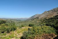 La ville d'Évangélismos en Crète. Vue sur la vallée d'Avdou depuis la Maison du métoque à Tichos. Cliquer pour agrandir l'image dans Adobe Stock (nouvel onglet).