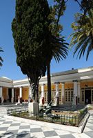 L’Achilleion, le palais de Sissi à Corfou. Le jardin des Muses. Cliquer pour agrandir l'image dans Adobe Stock (nouvel onglet).