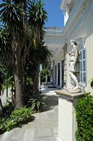 L’Achilleion, le palais de Sissi à Corfou. Statue de Sissi sous le porche du palais. Cliquer pour agrandir l'image dans Adobe Stock (nouvel onglet).
