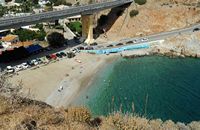 La ville de Gazi en Crète. La plage de Palaiokastro vue depuis la forteresse. Cliquer pour agrandir l'image dans Adobe Stock (nouvel onglet).