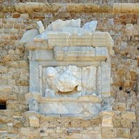 Les fortifications d’Héraklion en Crète. Bas-relief de Saint-Marc sur la façade sud-ouest de la forteresse. Cliquer pour agrandir l'image dans Adobe Stock (nouvel onglet).