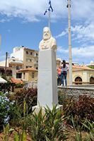 Le sud de la ville d’Héraklion en Crète. Buste du métropolite Kastrinogiannakis devant l'église Saint-Ménas. Cliquer pour agrandir l'image dans Adobe Stock (nouvel onglet).
