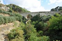 La ville d’Héraklion en Crète. Le pont-aqueduc de Spilia au-dessus des gorges de Sainte-Irène. Cliquer pour agrandir l'image dans Adobe Stock (nouvel onglet).